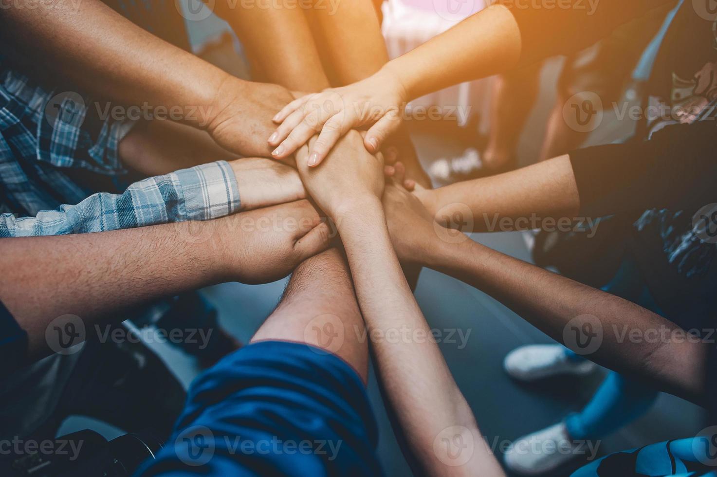 consolidamento delle armi dell'unità del lavoro di squadra foto