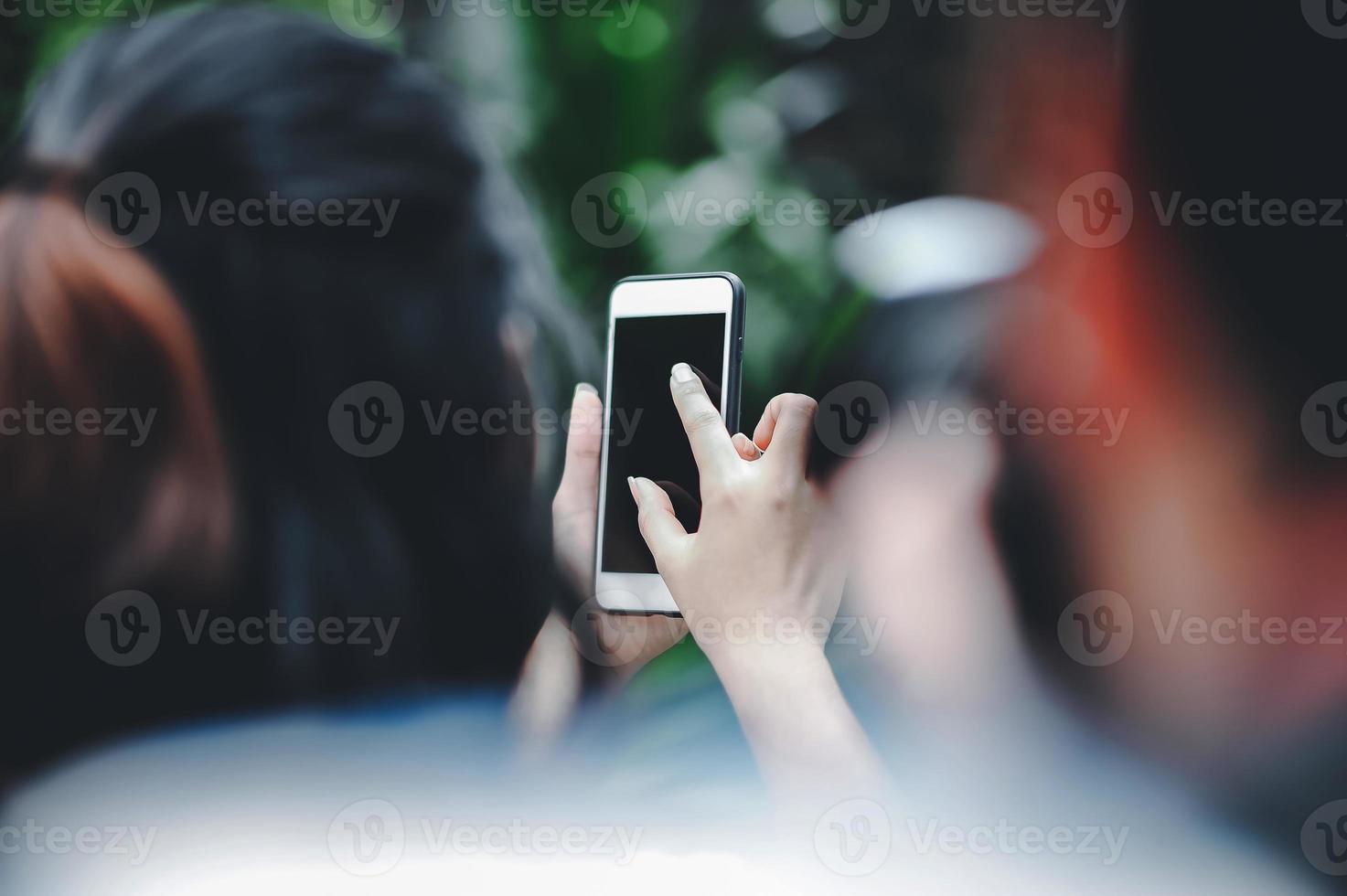 cellulare è nelle mani di quella persona. foto