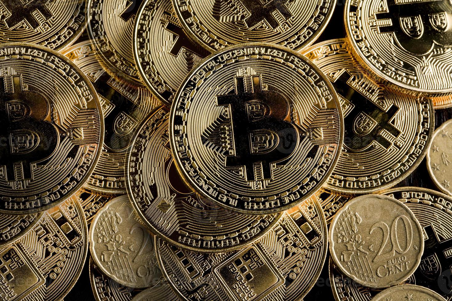 bitcoin coin il bit fisico valuta digitale criptovaluta una moneta d'oro con uno splendido simbolo bitcoin dorato. adatta al tuo prezioso lavoro. foto