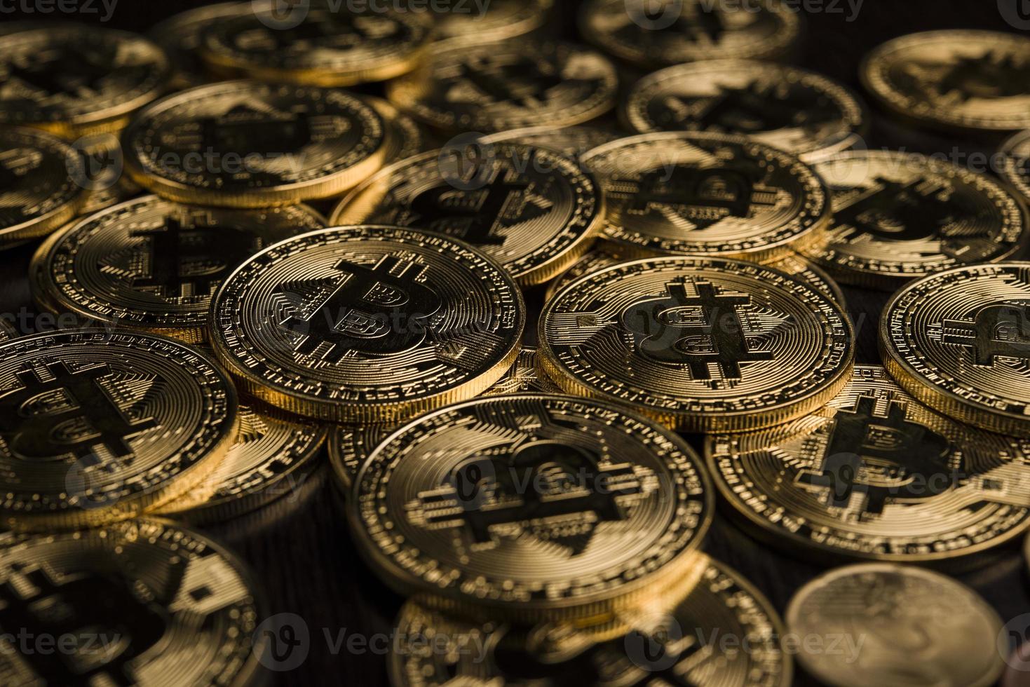 bitcoin coin il bit fisico valuta digitale criptovaluta una moneta d'oro con uno splendido simbolo bitcoin dorato. adatta al tuo prezioso lavoro. foto