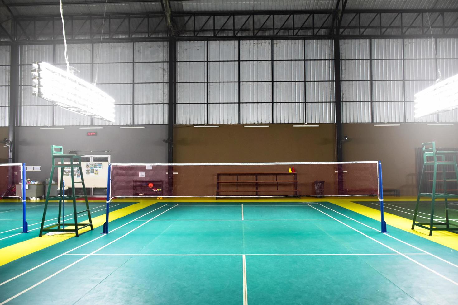 campo da badminton al coperto. foto