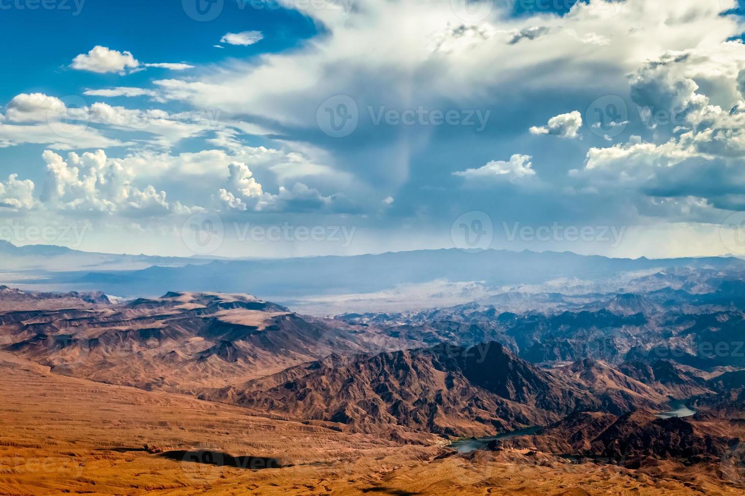 tempesta in avvicinamento alle montagne vicino a las vegas foto