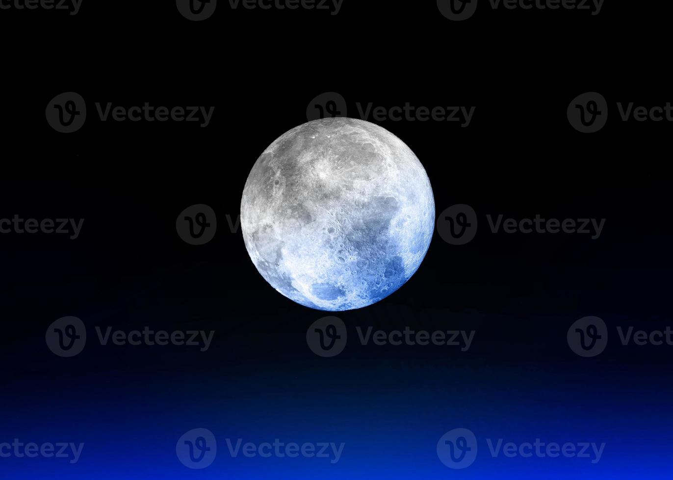 riflessi blu dalla terra alla luna. luna e spazio profondo super colorato. sfondo cielo notturno con stelle, luna e nuvole. una vista della luna di incomparabile bellezza. foto