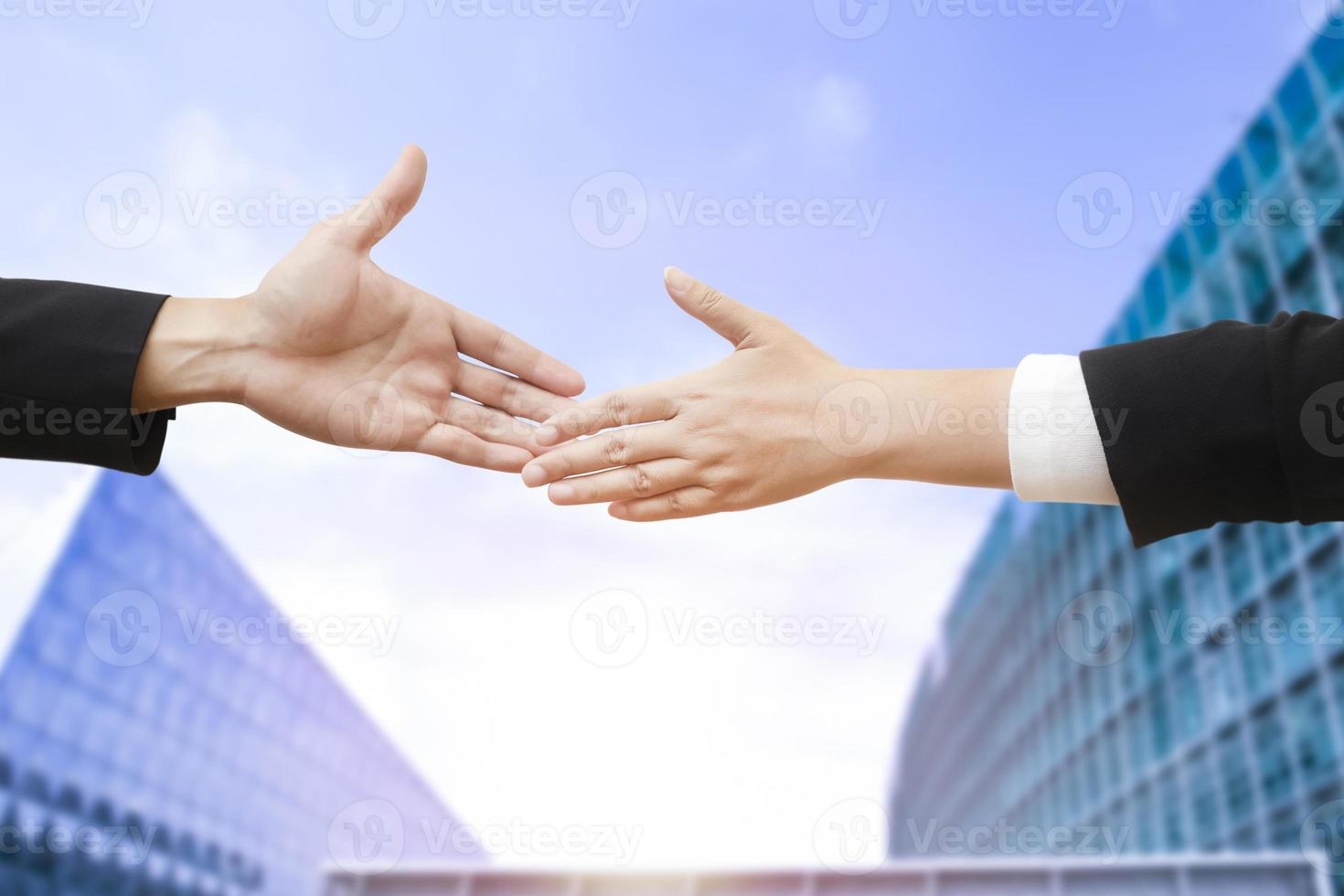 doppia esposizione della stretta di mano del partner commerciale tra un uomo e una donna su sfondo blu cielo, affare, stretta di mano su sfondo blu moderno, lavoro di squadra, supporto. solidarietà, compassione, foto