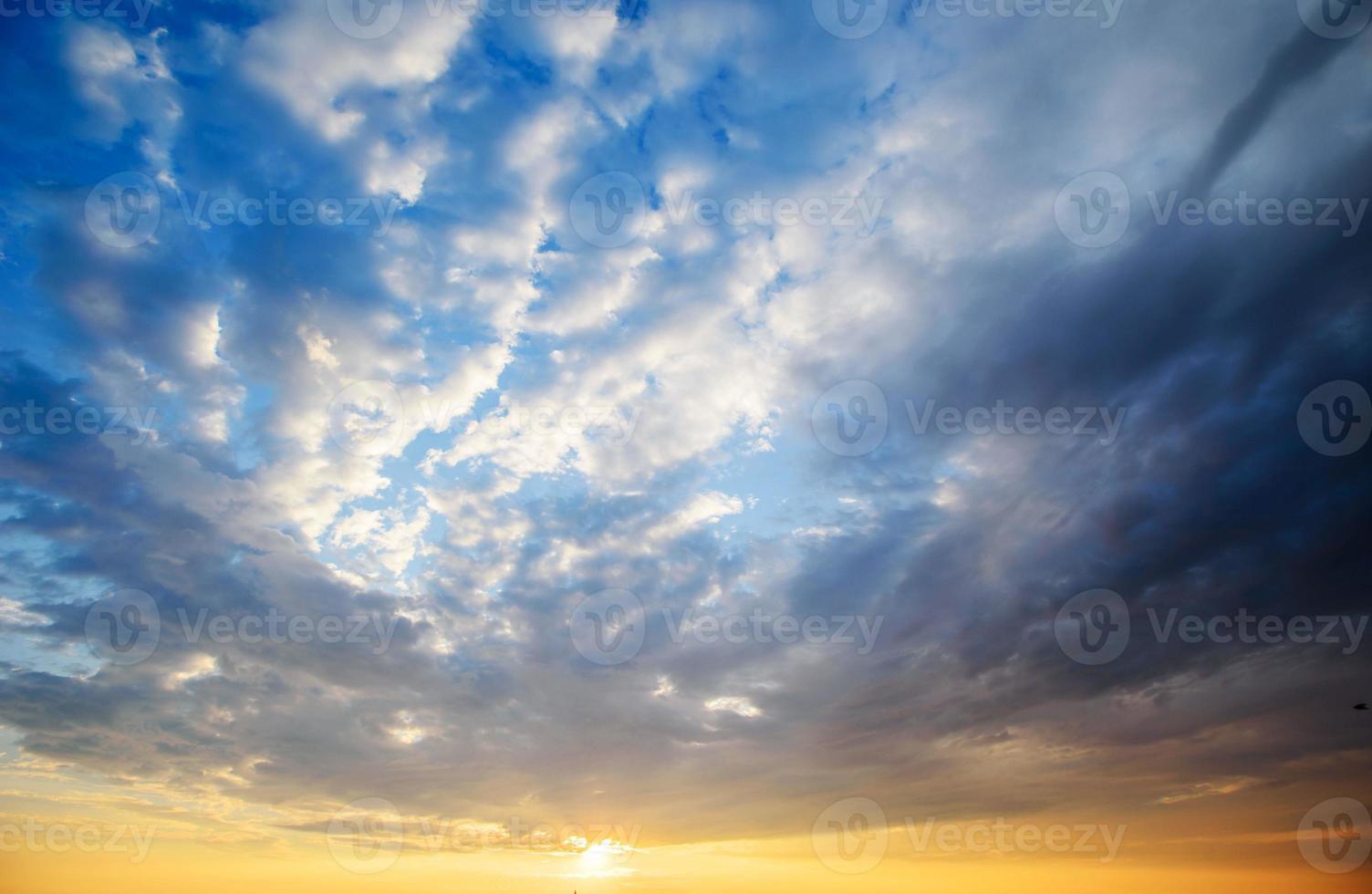 cielo colorato con sfondo sole in montagna. tramonto Alba foto