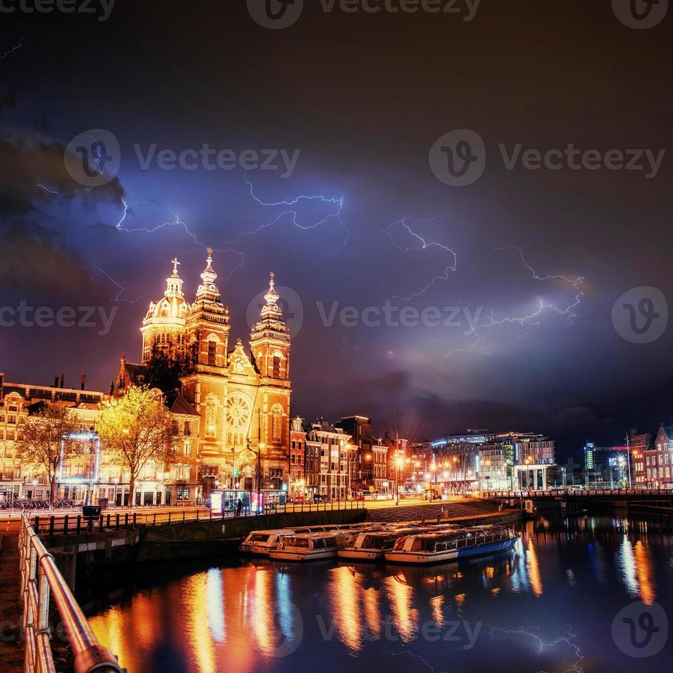 canale di amsterdam. colpo di fulmine sul cielo scuro e nuvoloso. foto