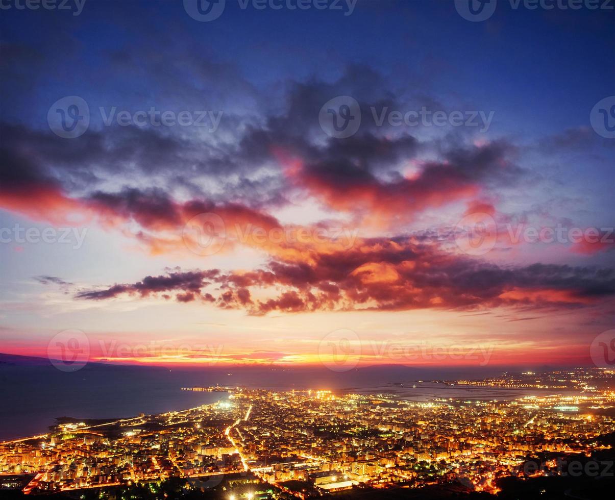 fantastico tramonto rosa e nubi cumuliformi sulla città. bello foto