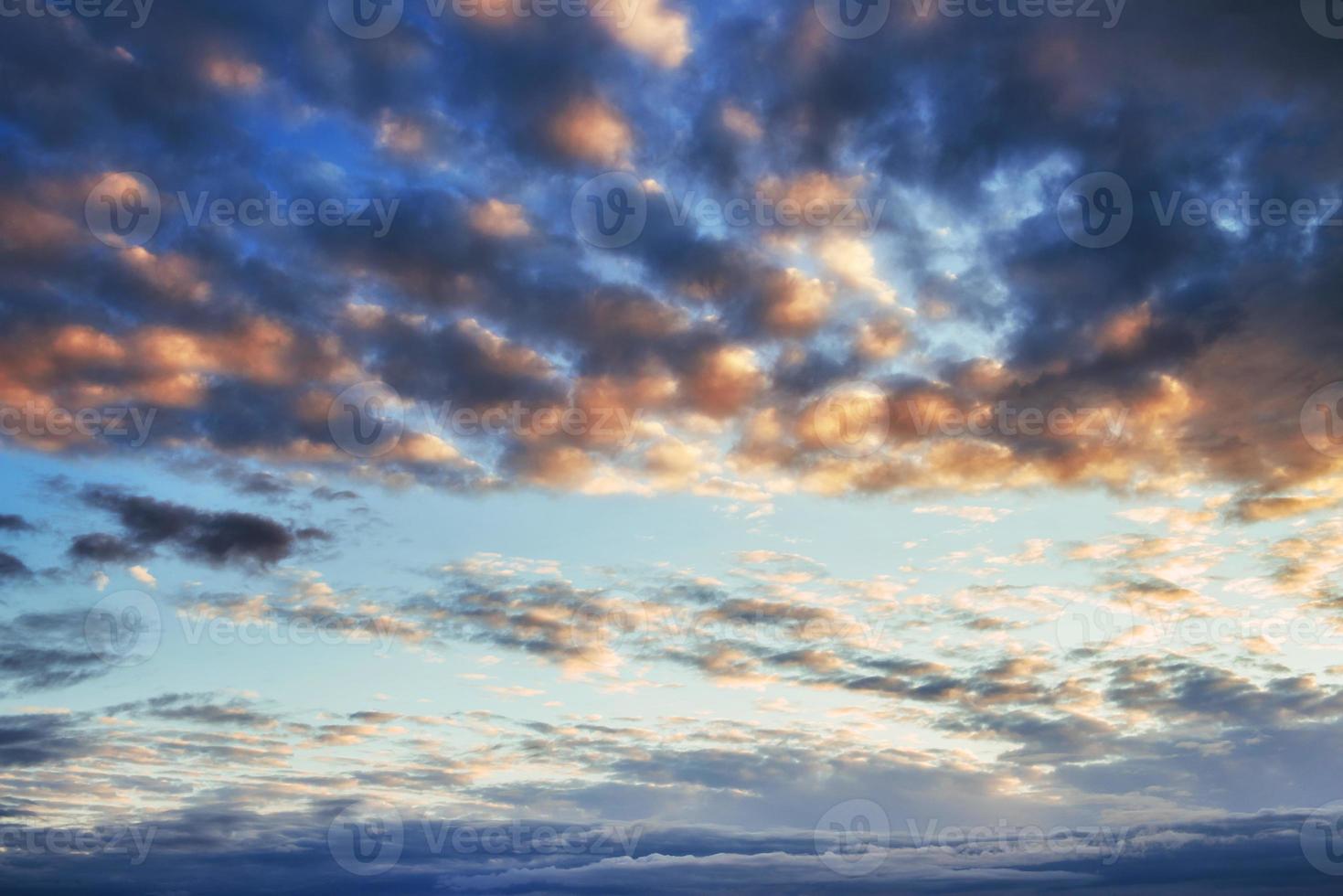 fantastico tramonto in montagna nubi cumuliformi foto