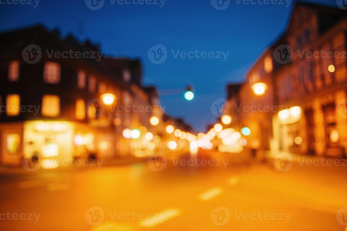 bokeh sfoca la città vecchia in europa in un bellissimo golden foto