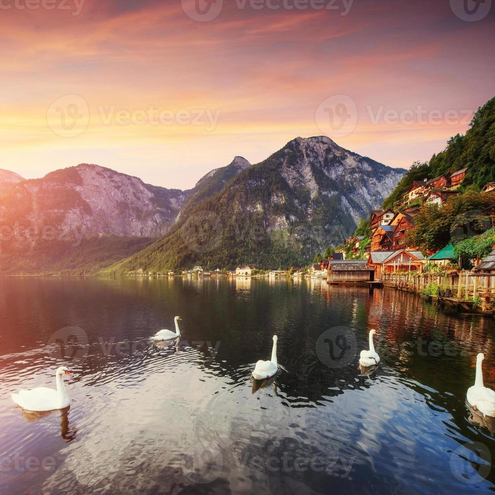 il pittoresco tramonto. una vista della famosa montagna foto