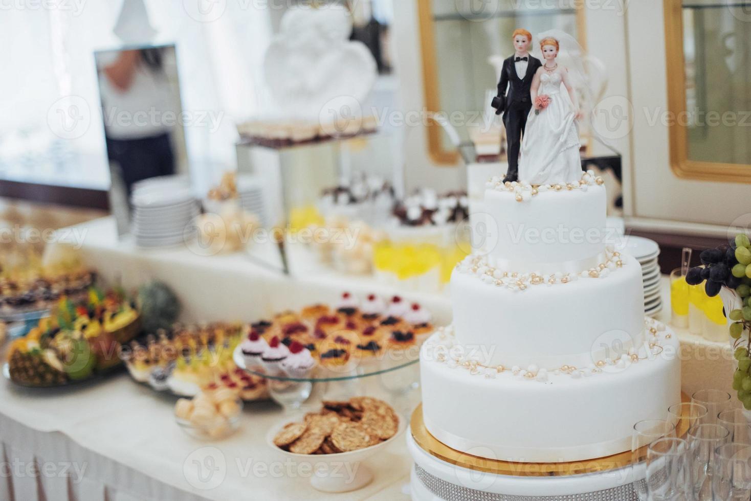 piatti raffinati sul tavolo del buffet di nozze foto