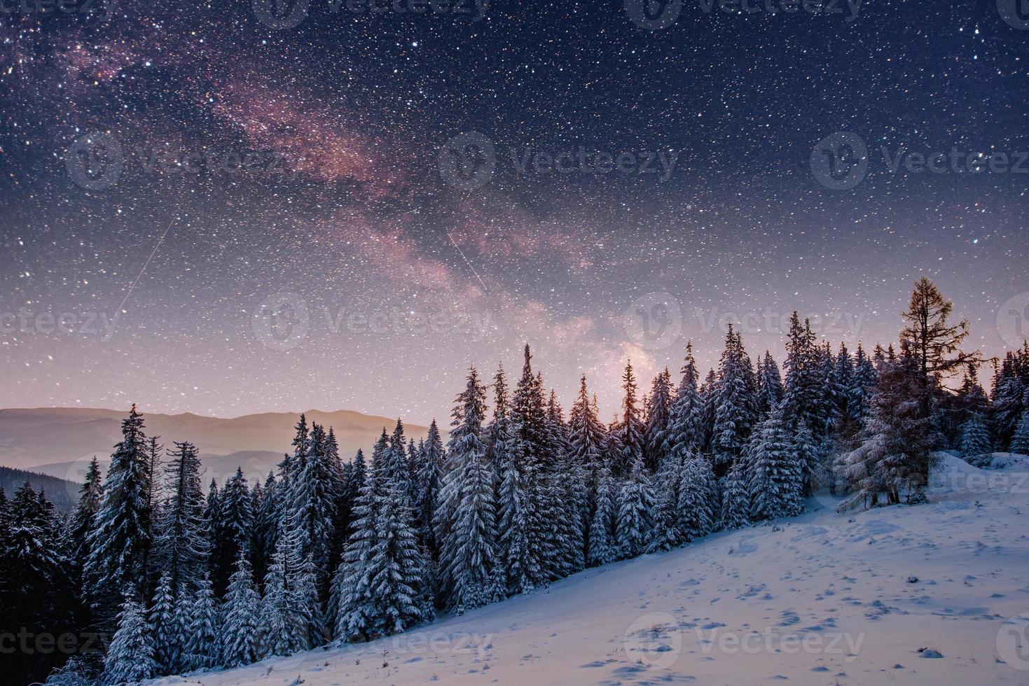 cielo stellato nella notte nevosa d'inverno. fantastica via lattea foto