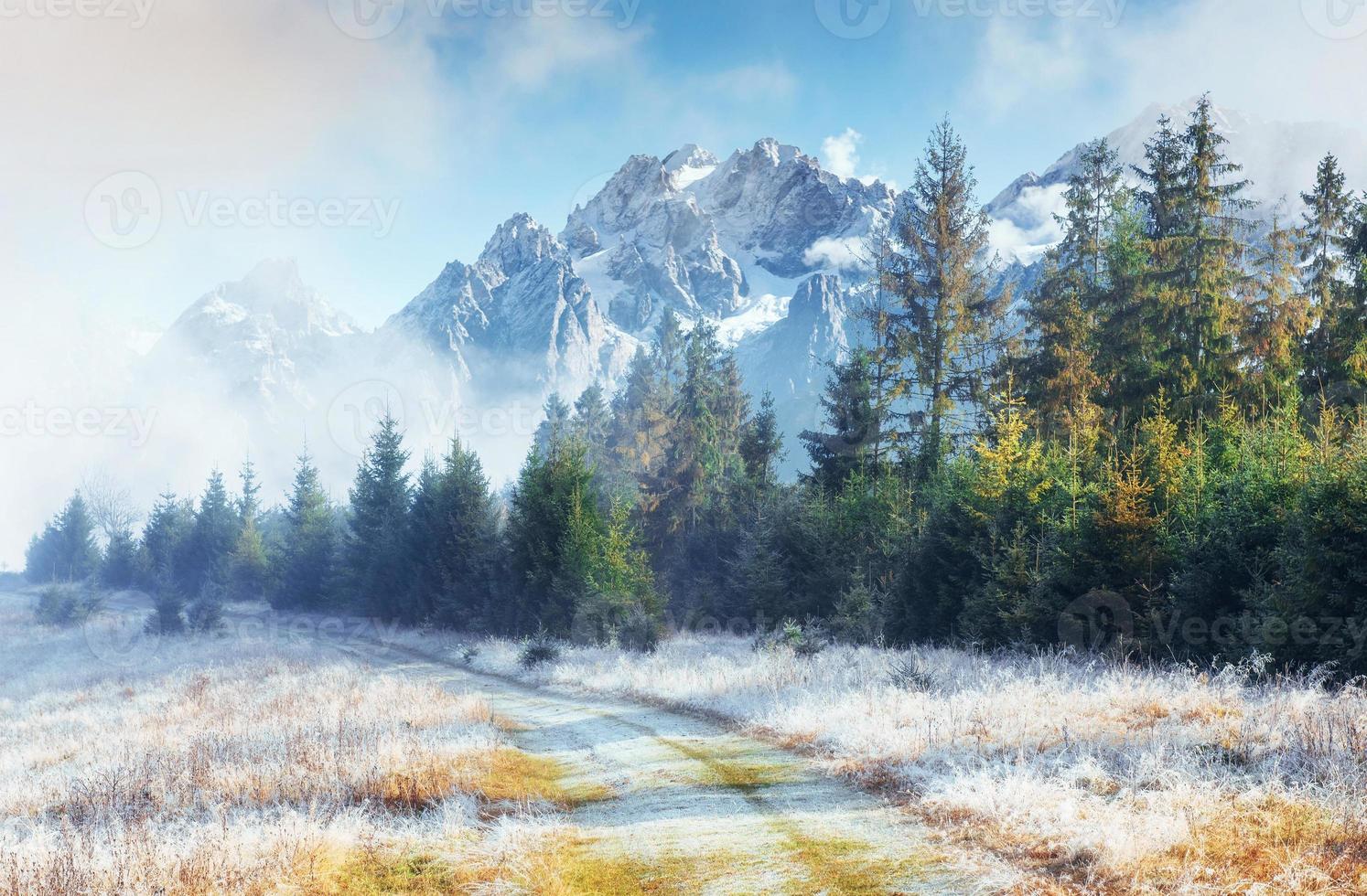 catena montuosa di ottobre nei primi giorni invernali foto