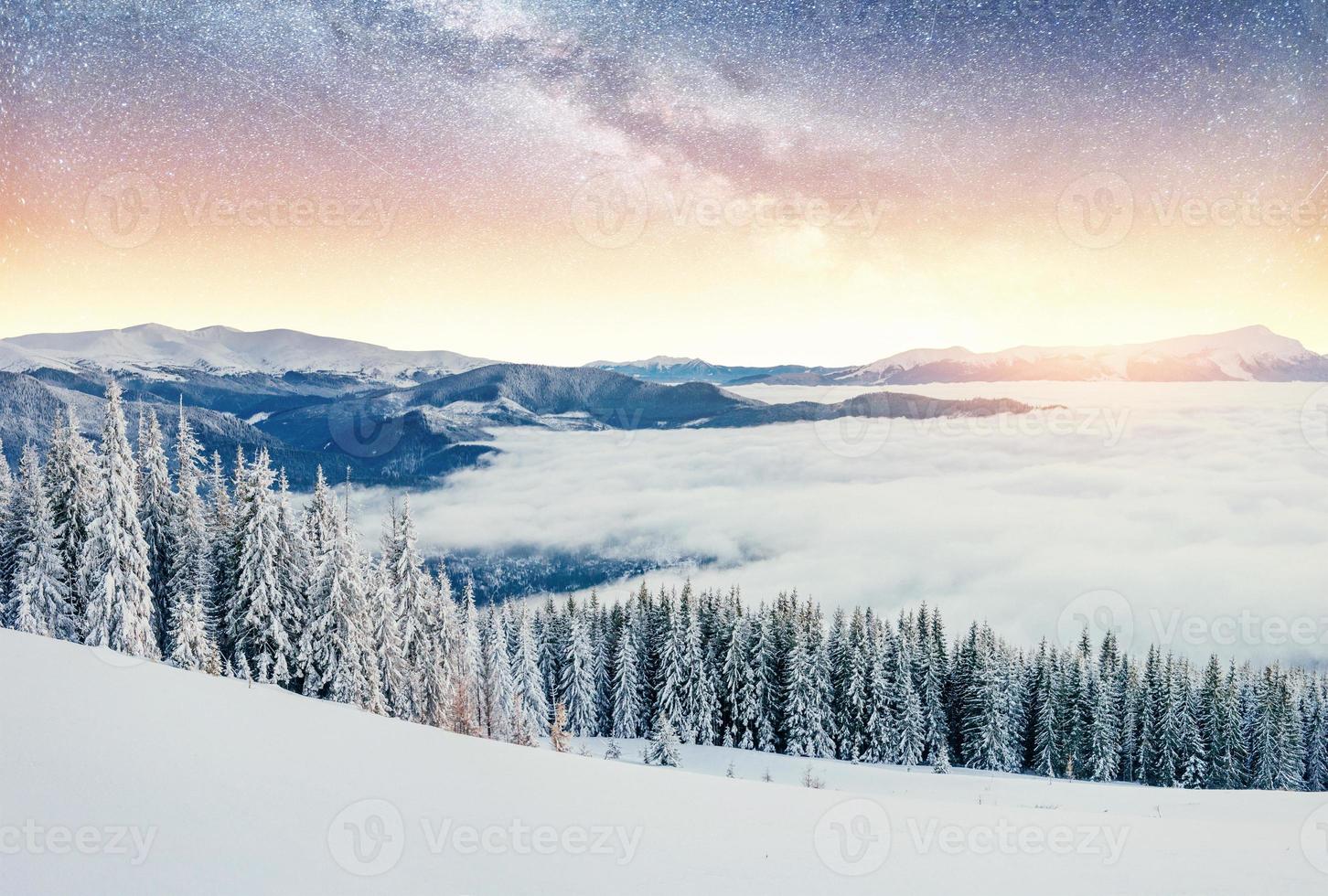 cielo stellato nella notte nevosa d'inverno. fantastica via lattea foto