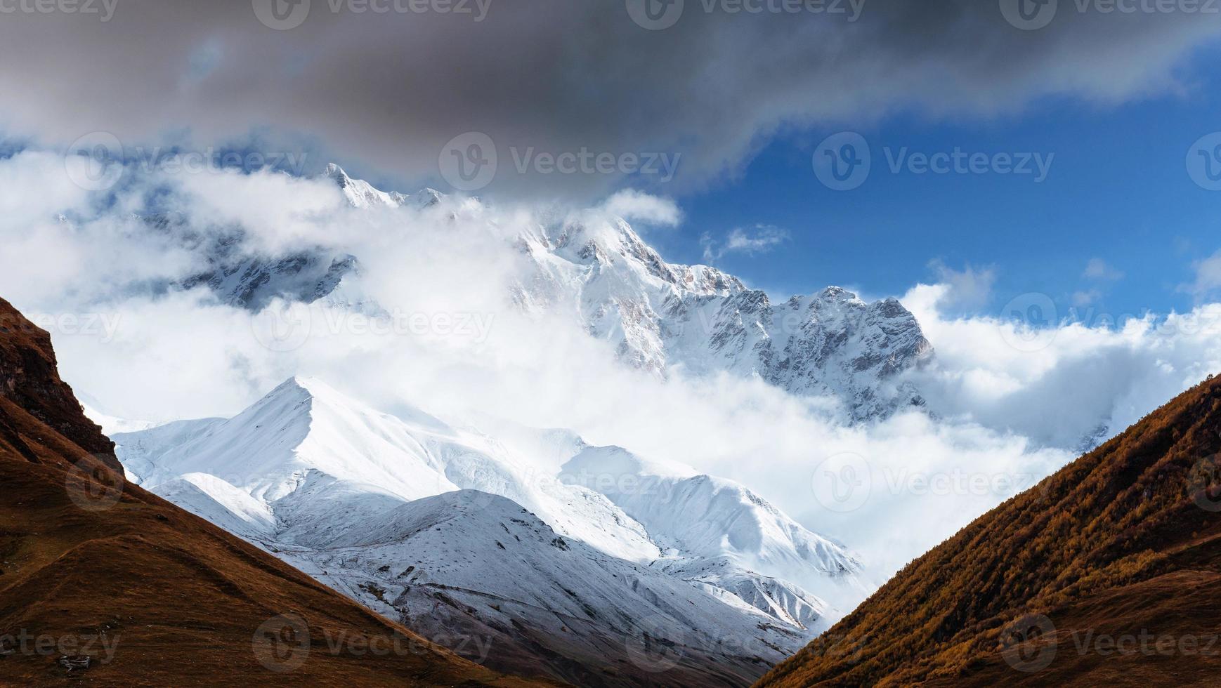 fitta nebbia sul goulet del passo di montagna. georgia, svaneti. Europa. foto