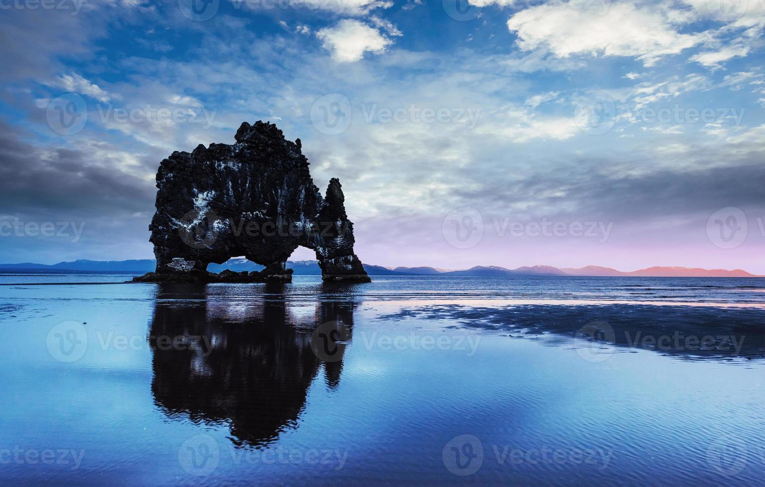 hvitserkur è una roccia spettacolare nel mare foto