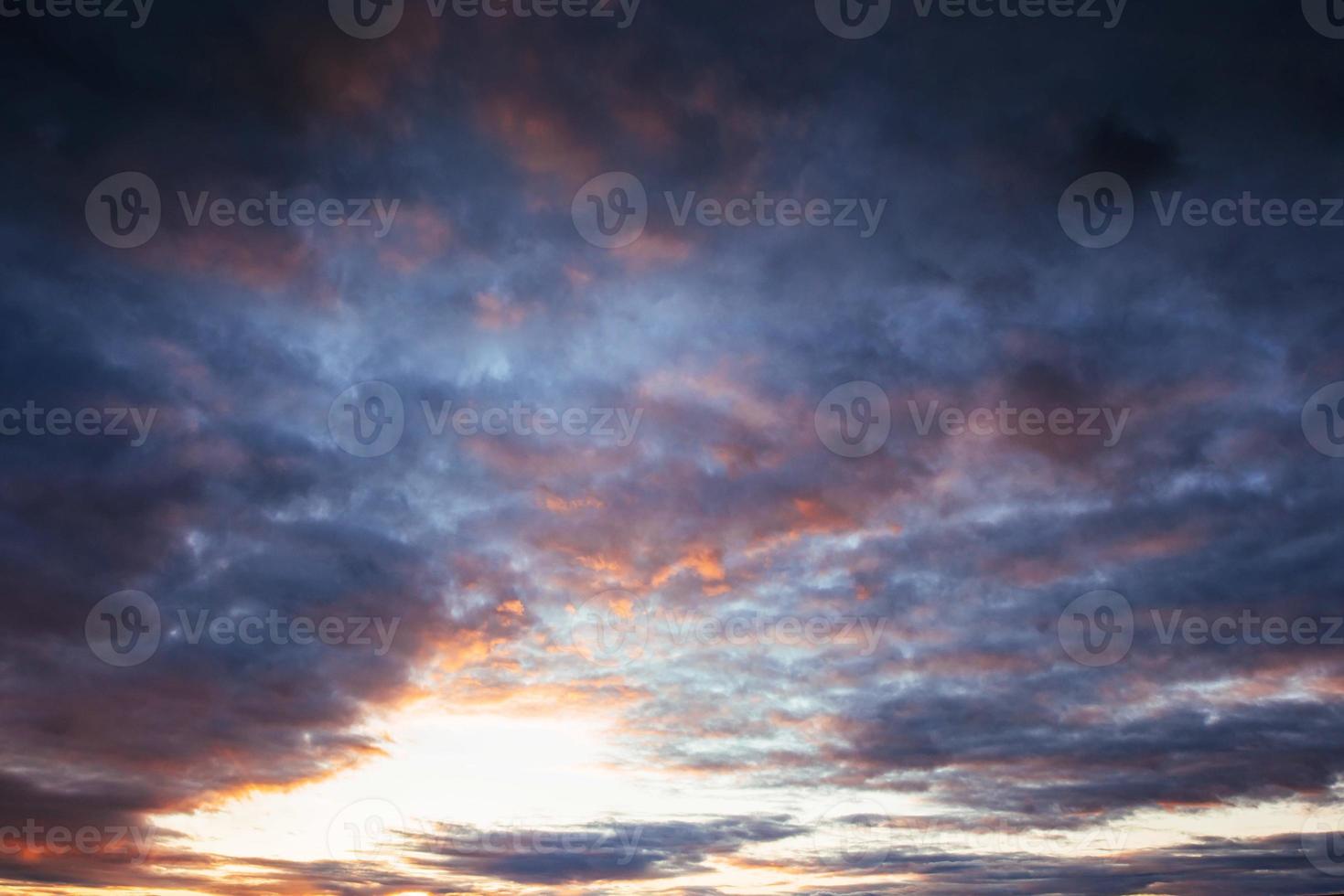 cielo colorato con sfondo sole in montagna. tramonto Alba foto