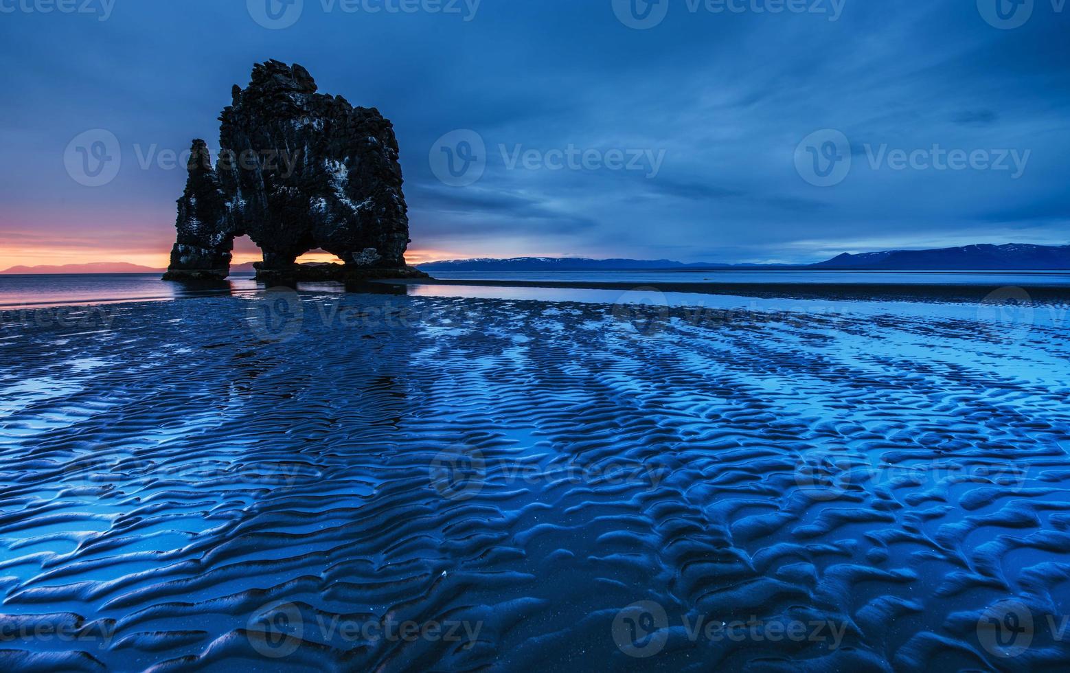 hvitserkur 15 m di altezza. è uno spettacolare scoglio nel mare foto