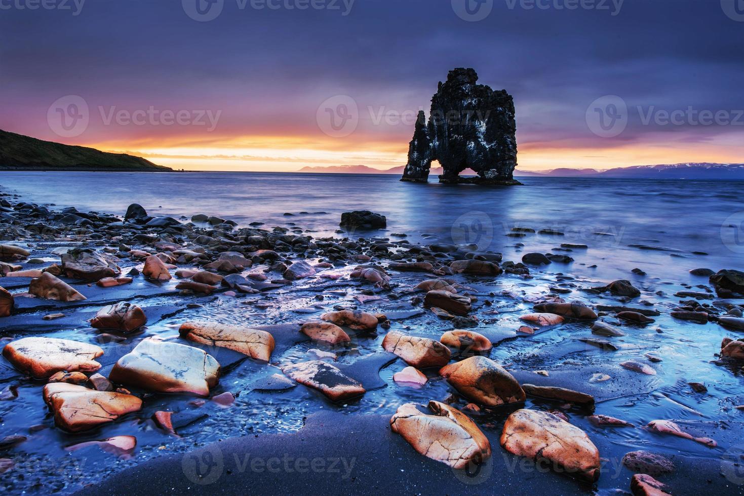 hvitserkur è una spettacolare roccia nel mare sulle coste settentrionali foto