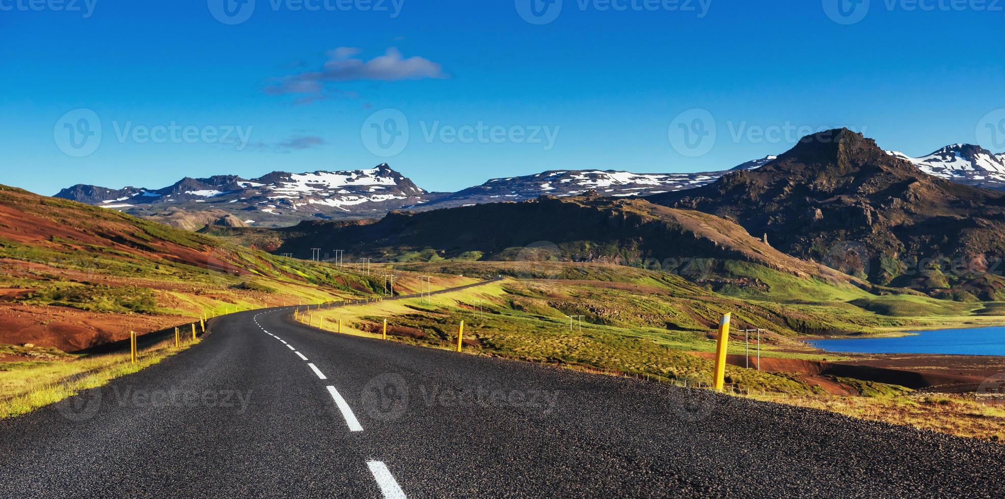 strada in montagna. ponte su un canale che collega jokulsarlon foto