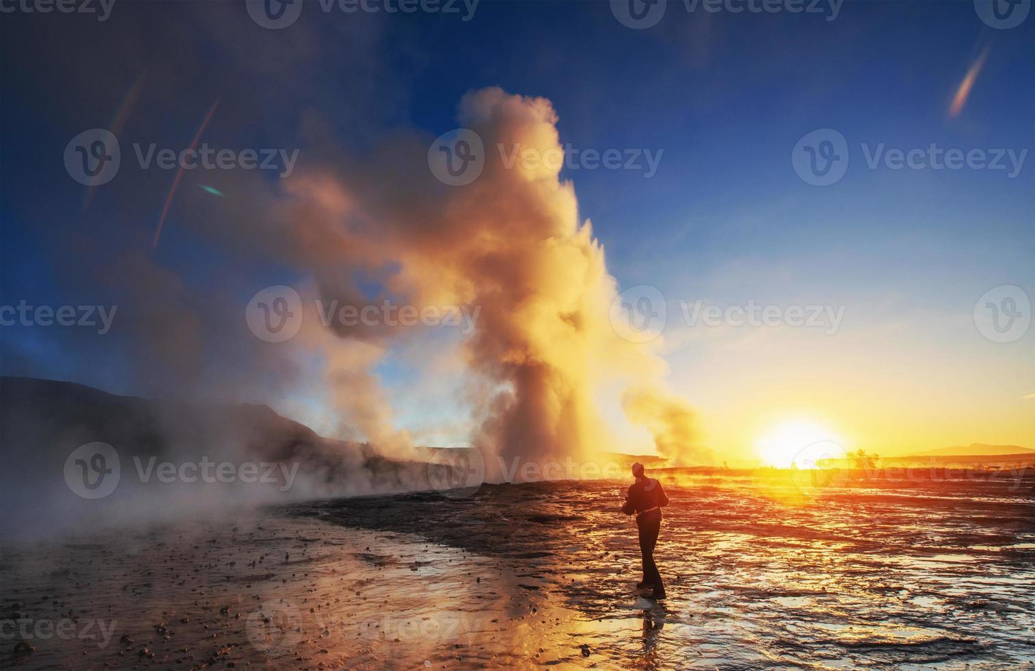 fantastica eruzione del geyser Strokkur al tramonto in Islanda foto