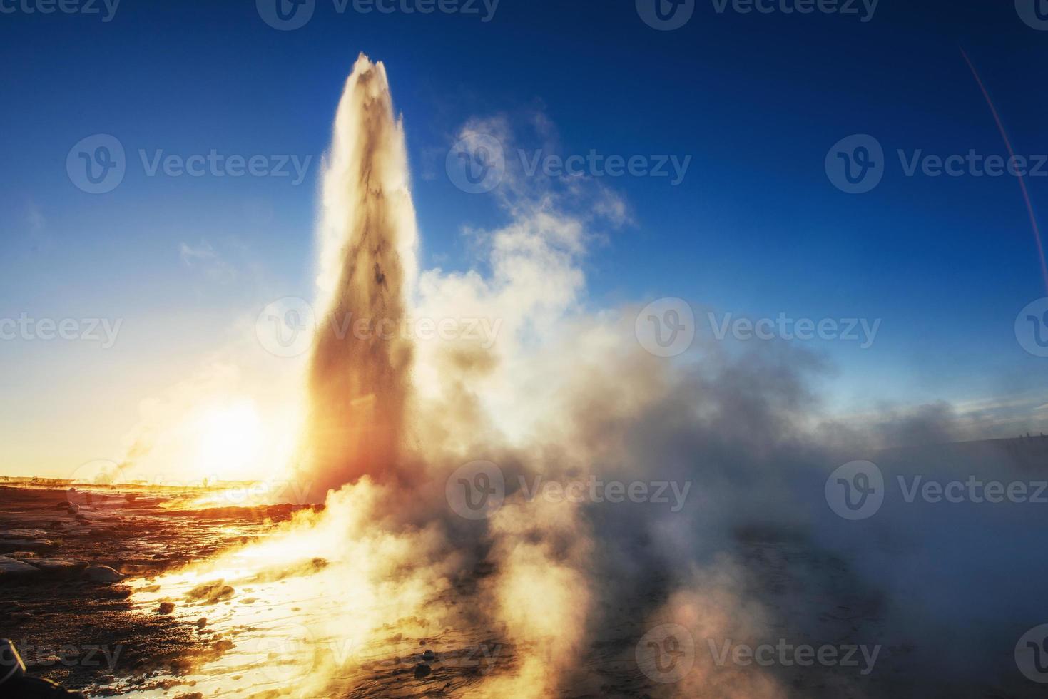 geyser in Islanda. fantastico kolory.turysty guarda la bellezza di foto