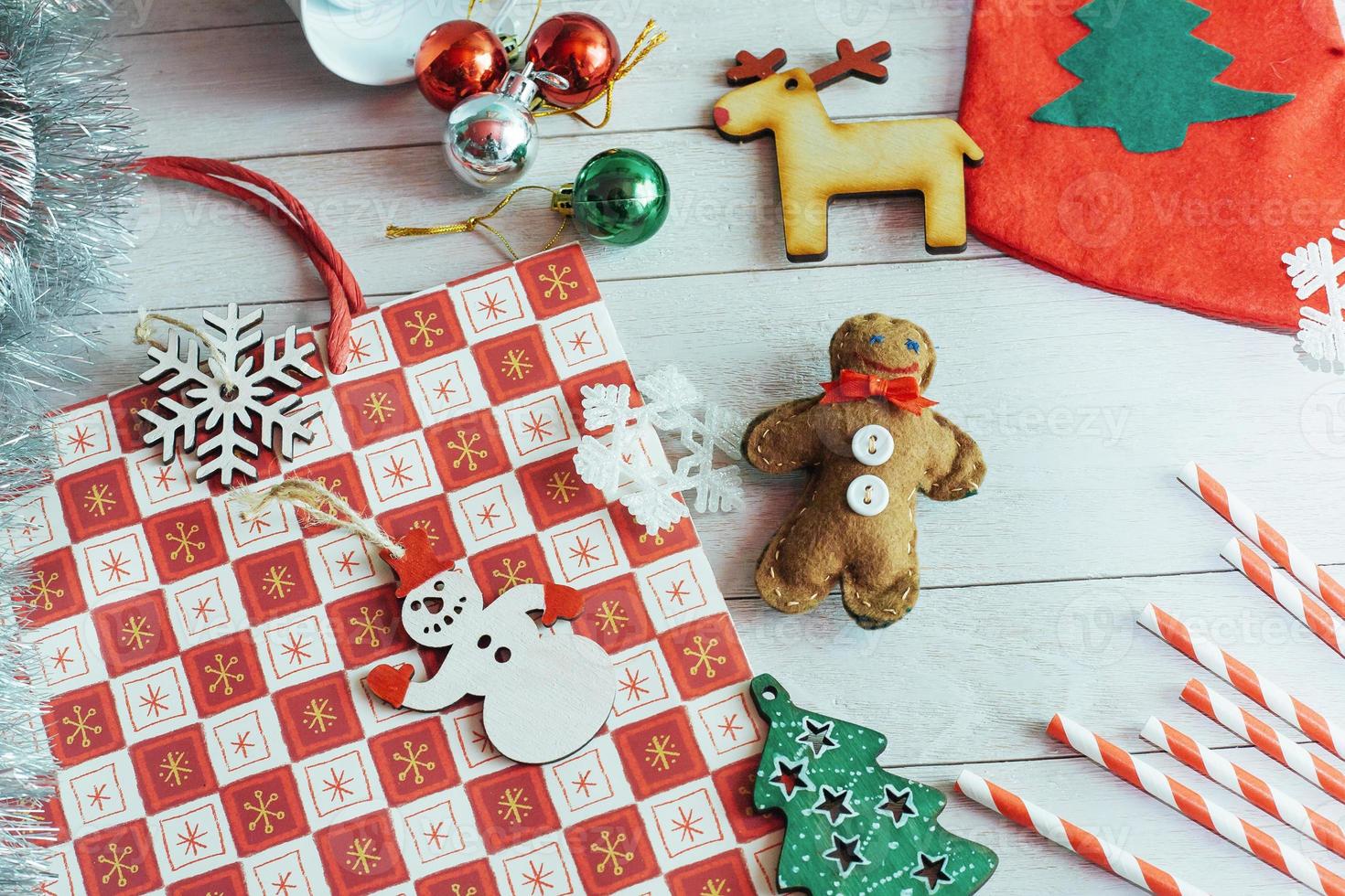 decorazioni natalizie e ornamento su fondo in legno. vedi p foto