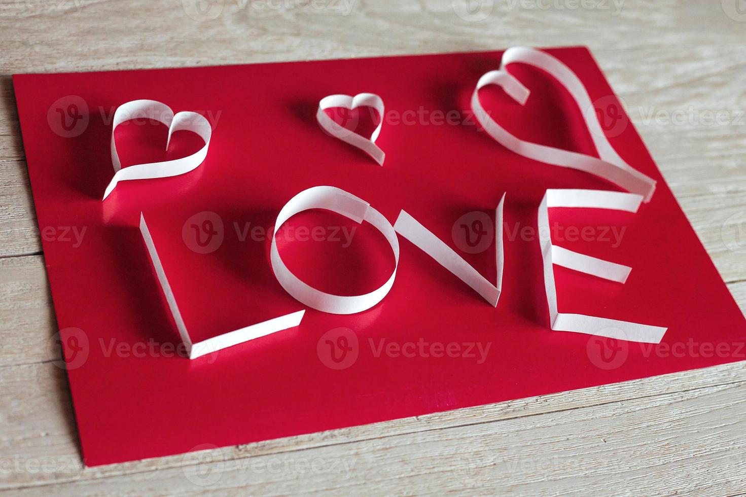 sfondo astratto di san valentino con cuore di carta tagliata foto