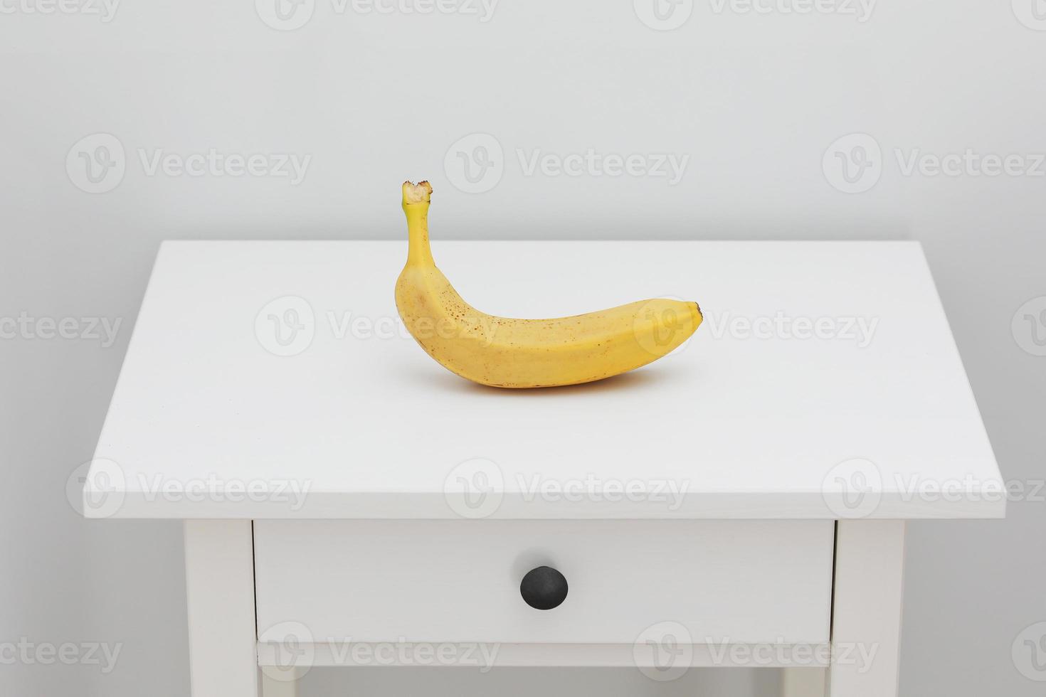 primo piano di un fascio di banane alla luce naturale, banane su un tavolo di legno. banana su sfondo di legno foto