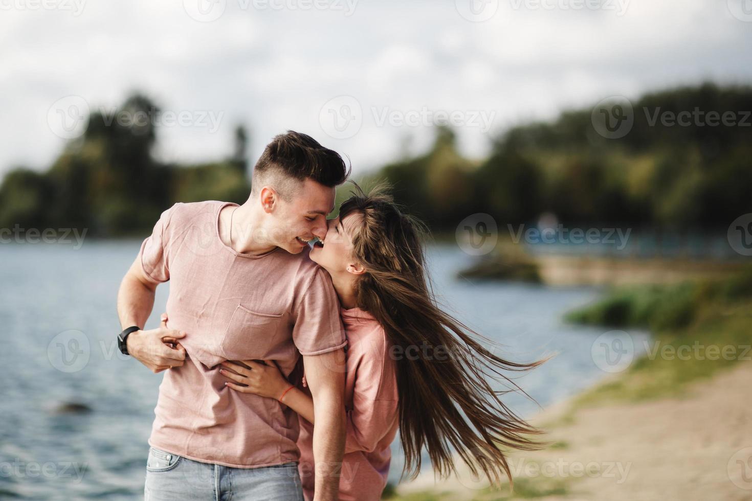 amare la giovane coppia che si bacia e si abbraccia all'aperto. amore e tenerezza, appuntamenti, romanticismo, famiglia, concetto di anniversario. foto