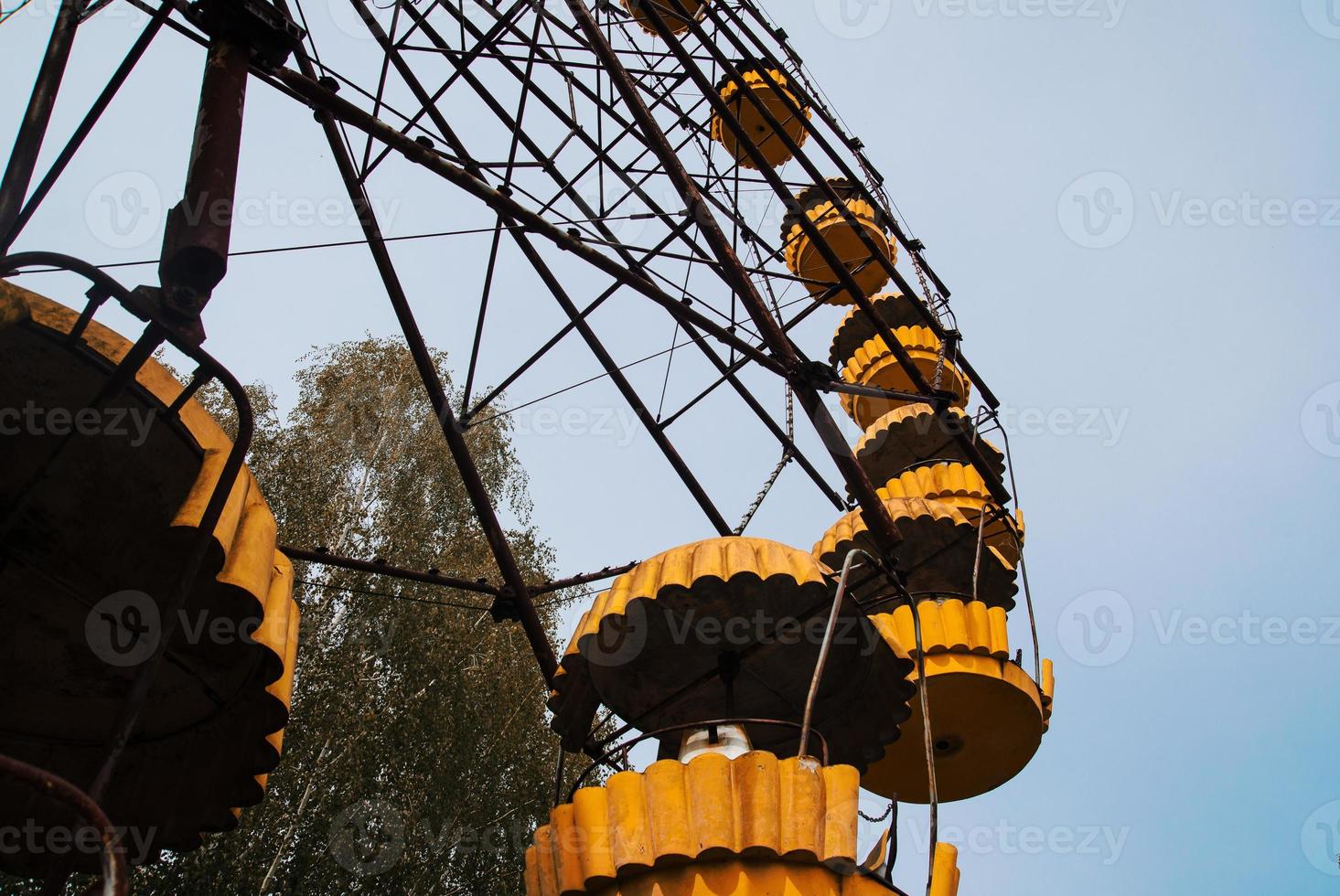 ruota panoramica abadonrd nella città fantasma di pripyat nella zona di esclusione di chernobyl, ucraina foto