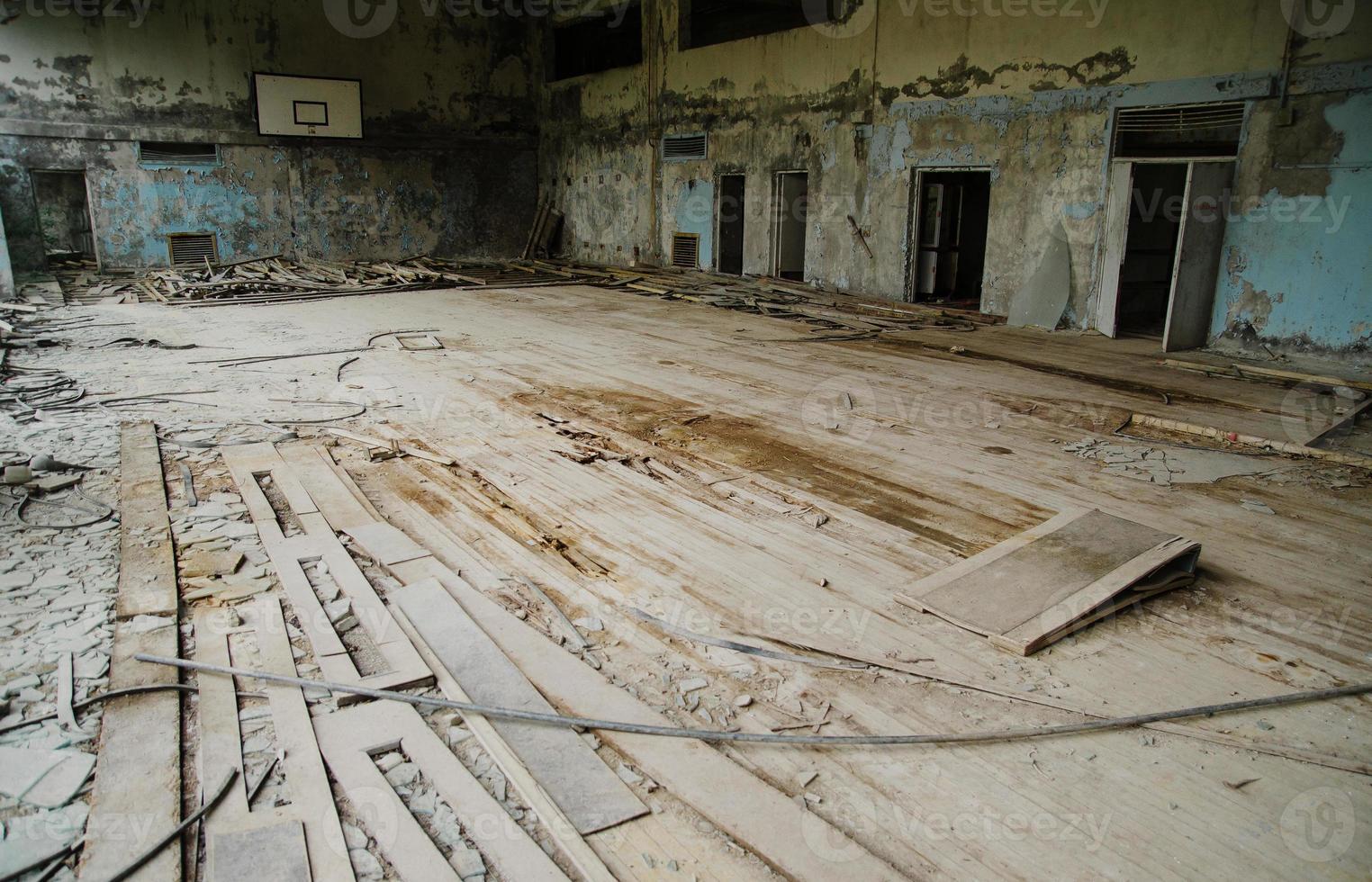 palestra sportiva della scuola perduta nella zona della città di Chernobyl della città fantasma della radioattività. foto