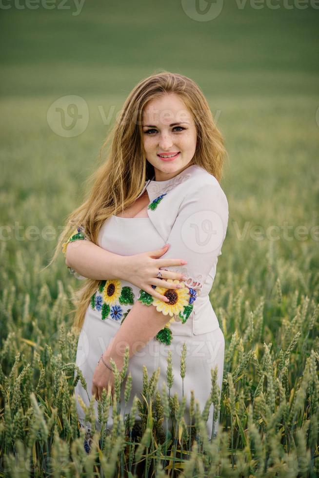 giovane ragazza in abito nazionale ucraino poste al campo di ghirlande. foto