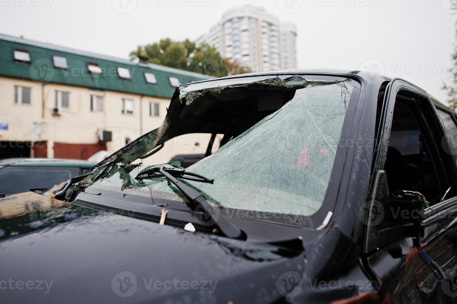 auto dopo l'incidente. il parabrezza dell'auto si è schiantato foto