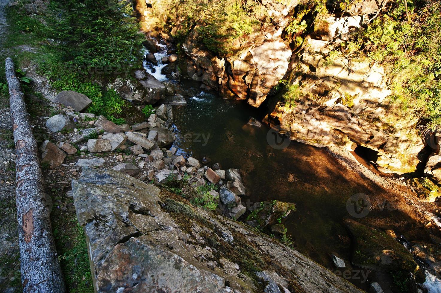 fiume di montagna veloce a suset sulle montagne dei Carpazi foto