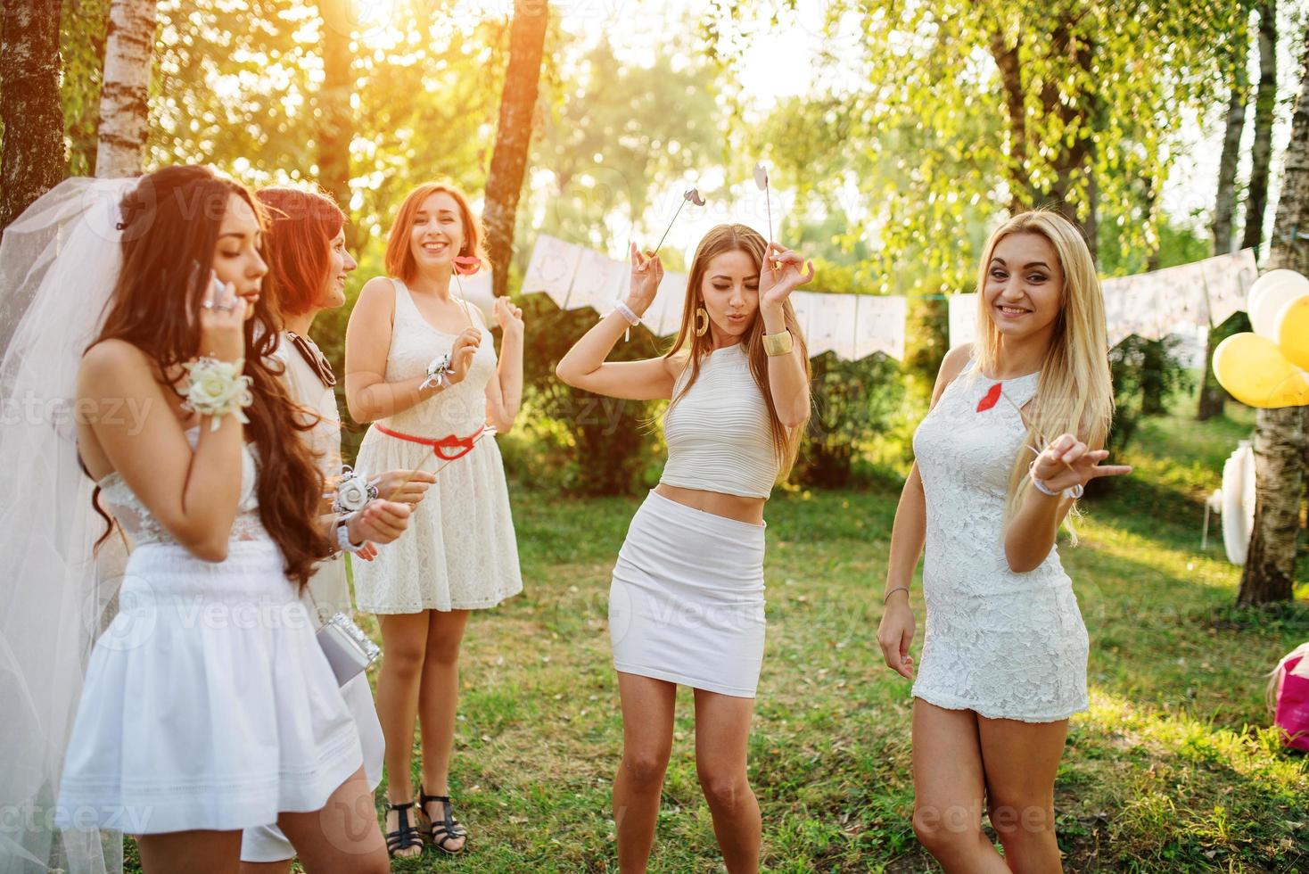 ragazze che indossano abiti bianchi che si divertono ad addio al nubilato. foto