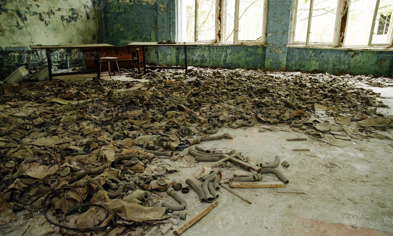 maschere antigas per radiazioni infette sul pavimento in una scuola media abbandonata nella zona di alienazione della centrale nucleare di Chernobyl foto