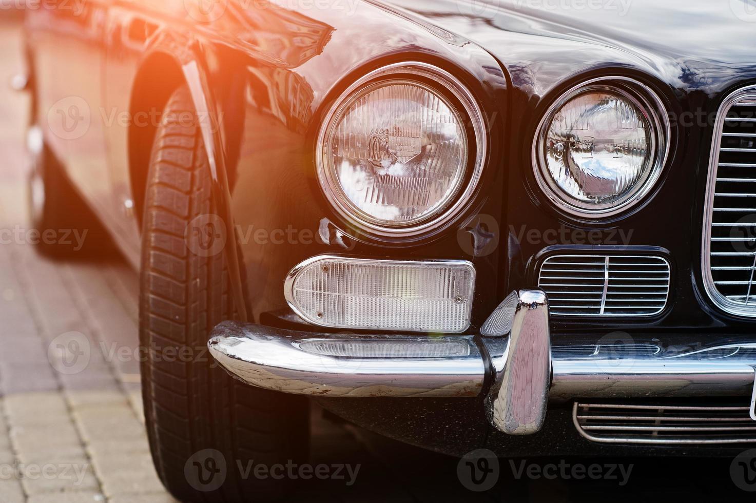 faro per auto retrò. davanti alla vecchia auto d'epoca foto