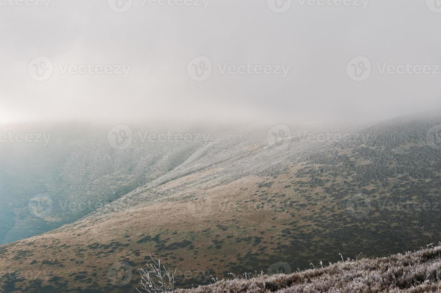 paesaggio della montagna di gelo con nebbia foto