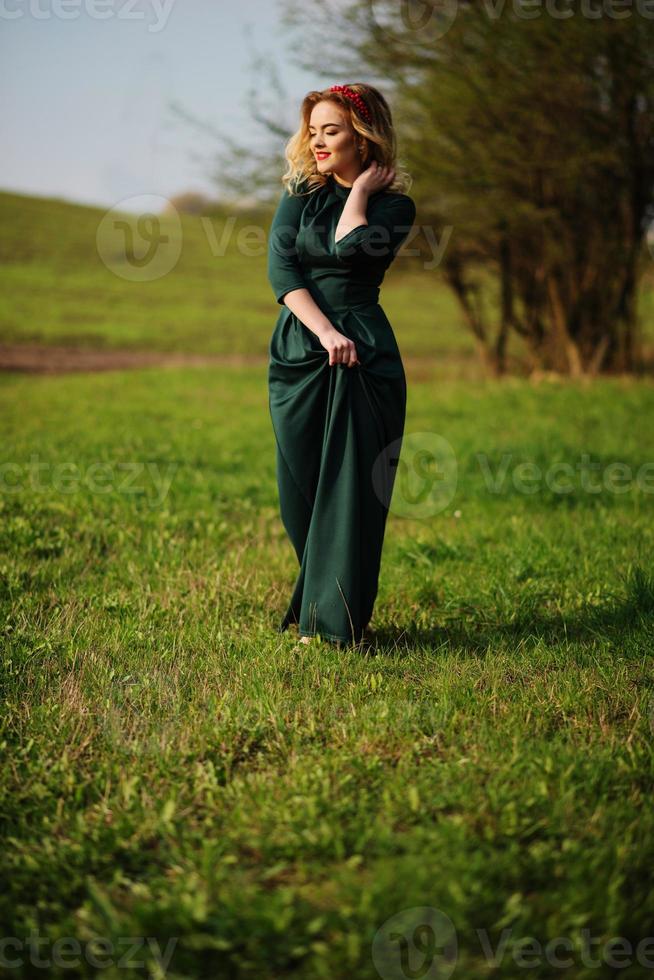 yong eleganza ragazza bionda in abito verde sul giardino in primavera. foto