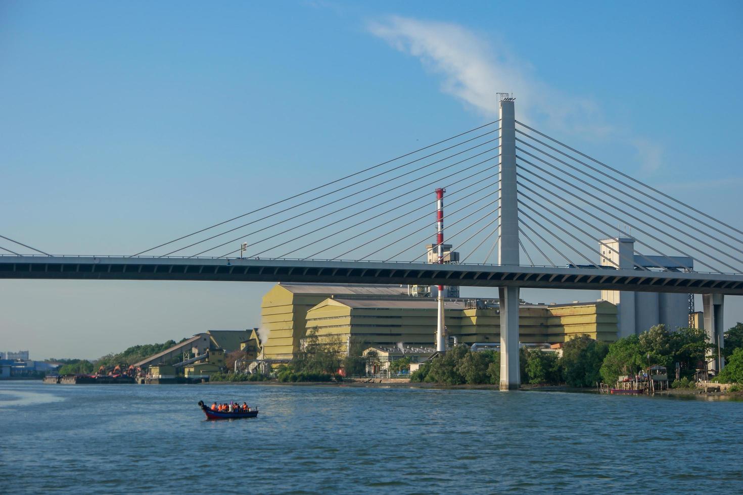 una barca si muove sotto il ponte del fiume Prai foto