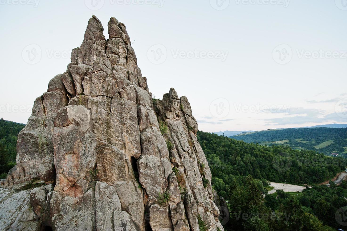 tustan fortezza rovine di rocce nei carpazi ucraina foto