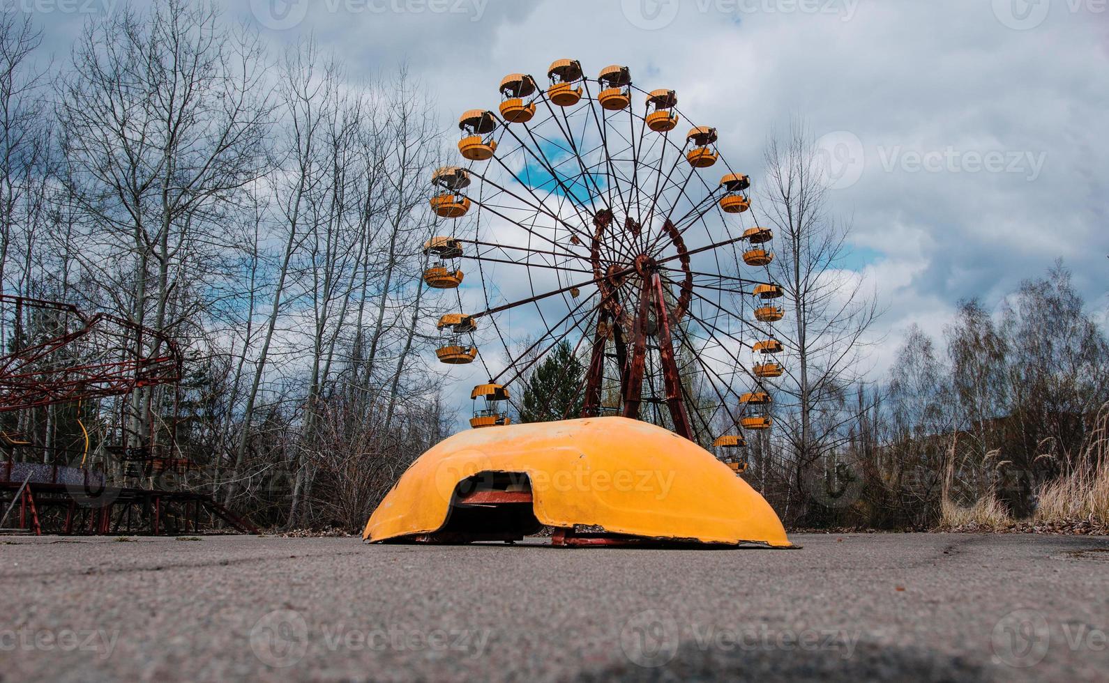 ruota panoramica abadonrd nella città fantasma di pripyat nella zona di esclusione di chernobyl, ucraina foto