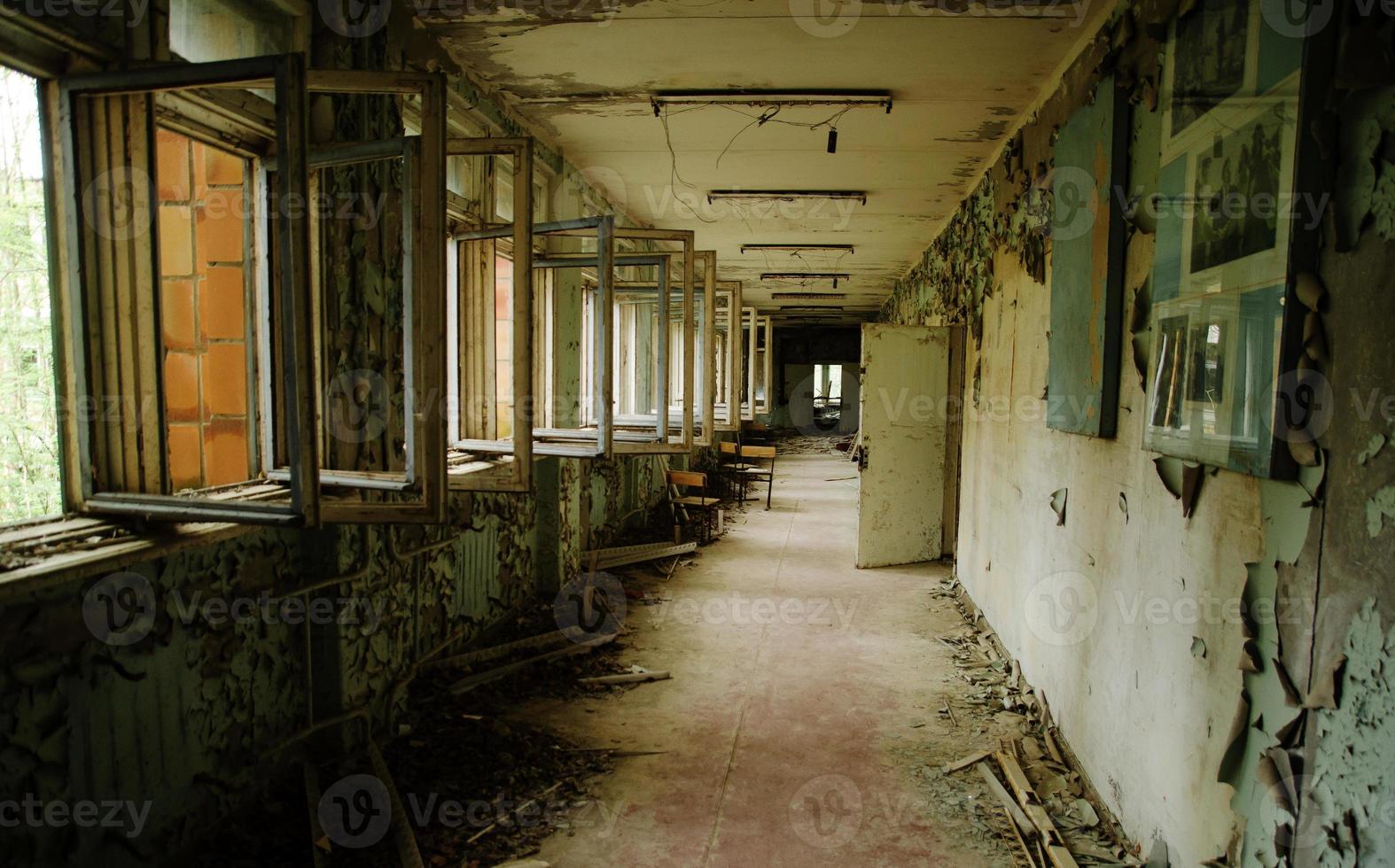 corridoio scolastico abbandonato con finestre aperte nella zona della città di Chernobyl della città fantasma della radioattività. foto