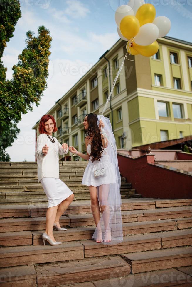 due ragazze con palloncini a portata di mano su addio al nubilato. foto