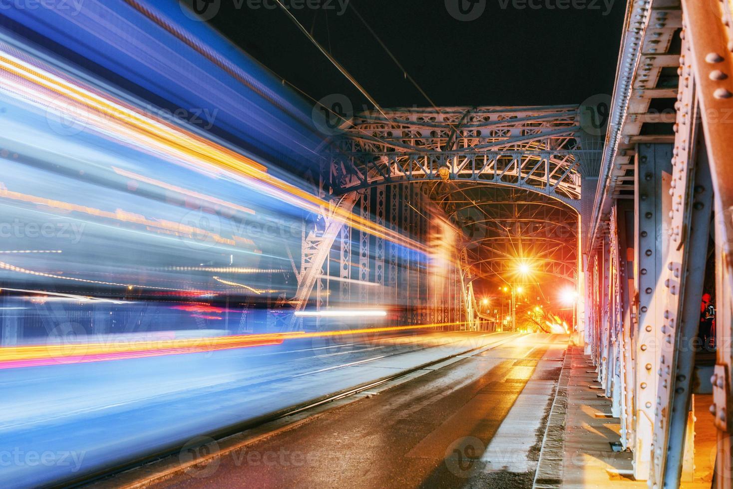 ponte vistola lungofiume soleggiata giornata invernale neve, cracovia, po foto