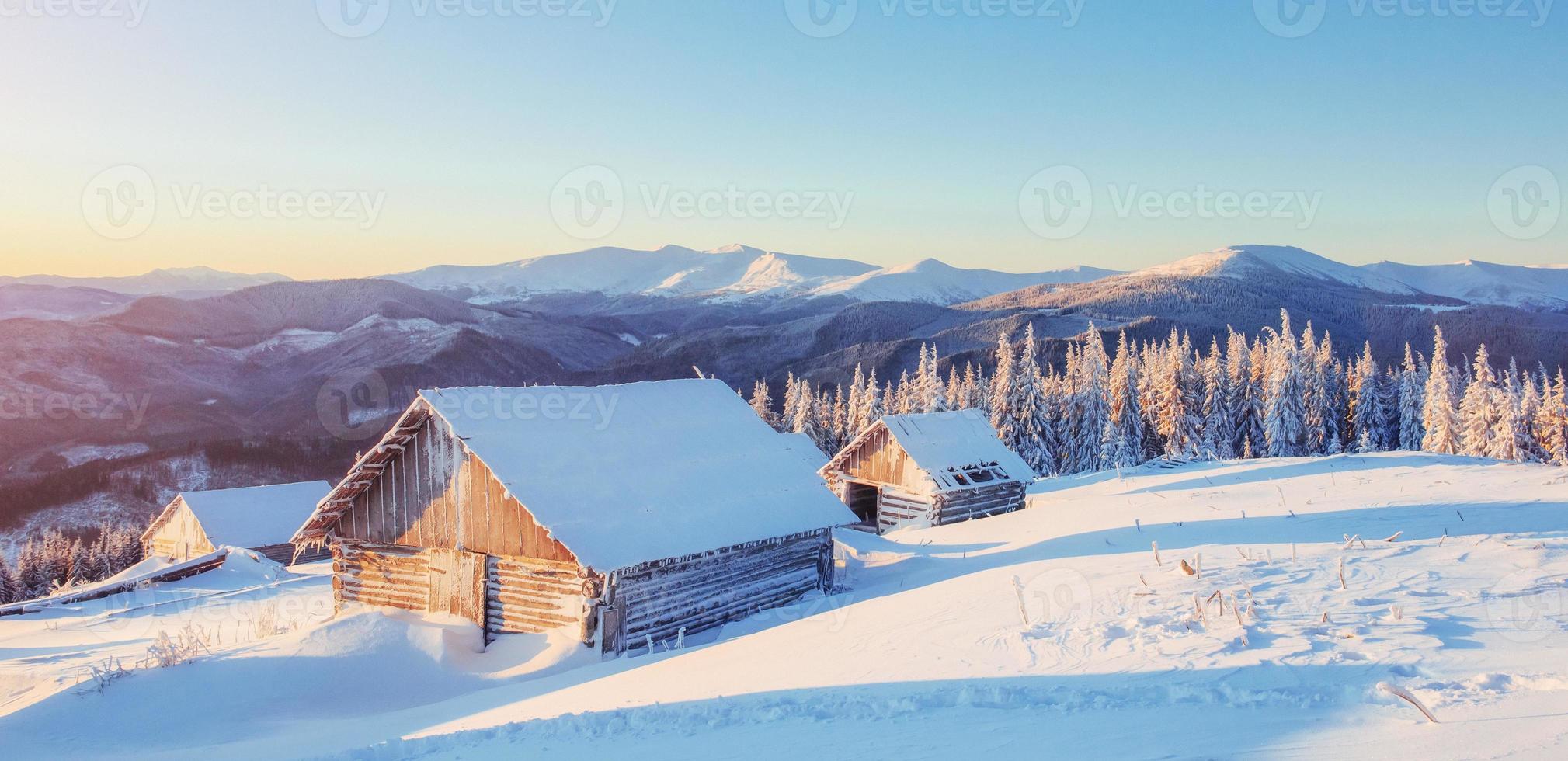 fantastico paesaggio invernale, la scalinata che porta alla baita. ma foto