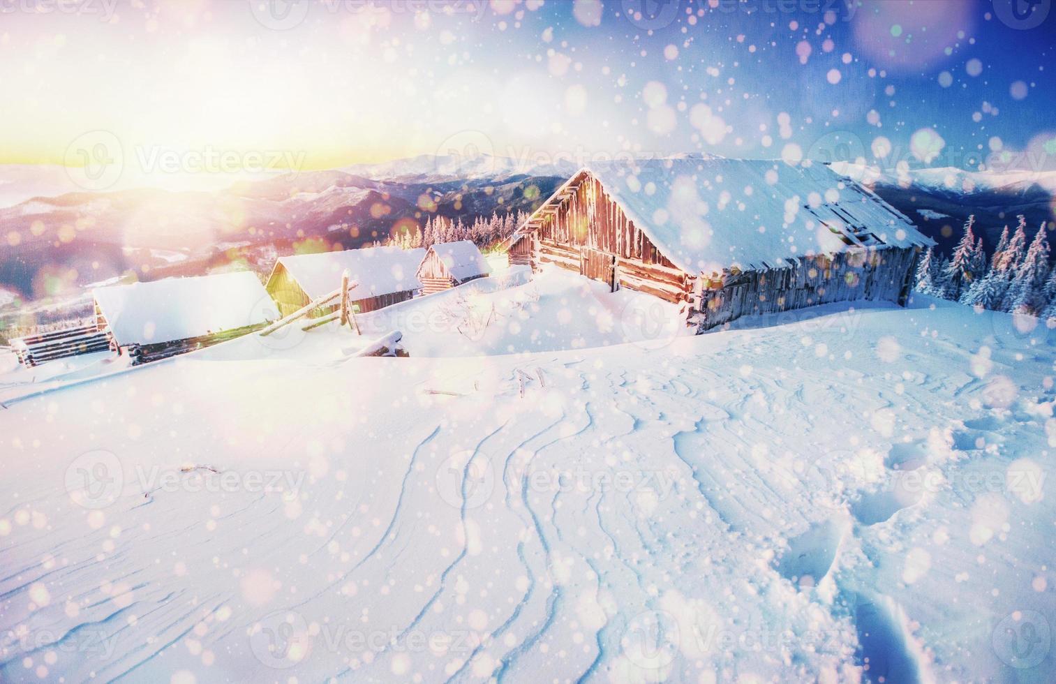 baita in montagna in inverno, sfondo con qualche morbido alto foto