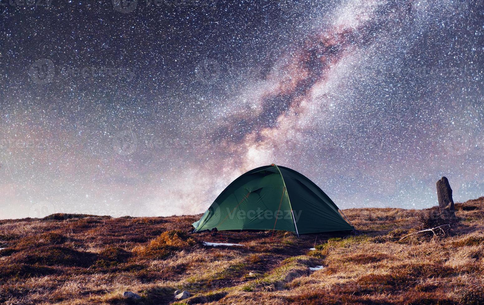 il cielo stellato sopra la tenda in montagna. evento magico in f foto