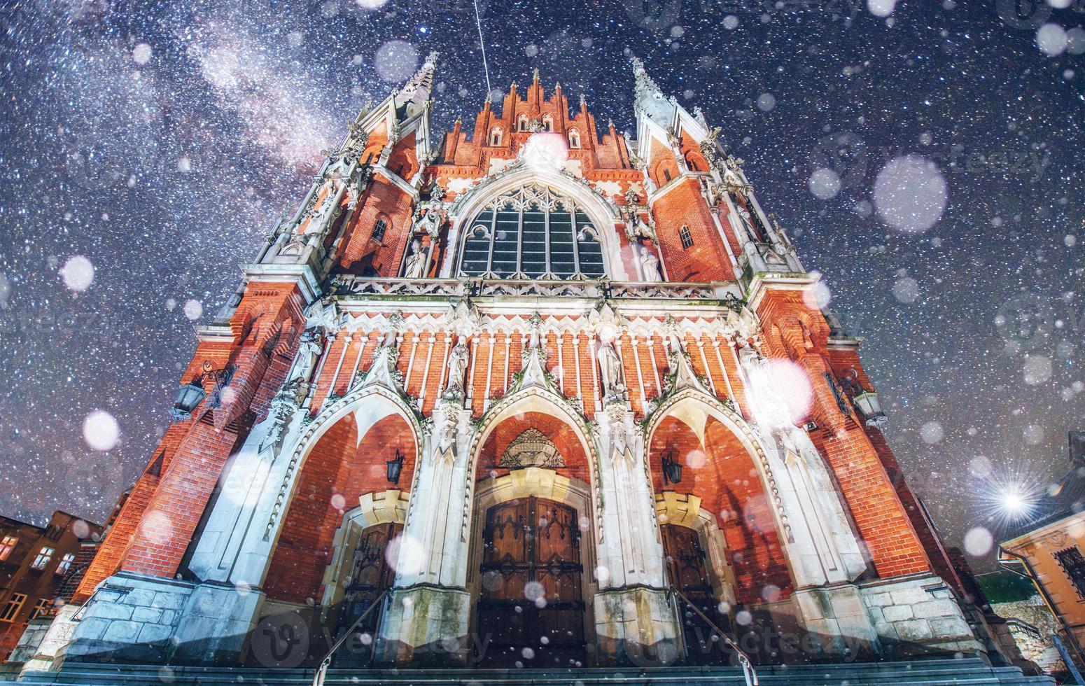 chiesa st. Giuseppe a Cracovia. fantastico cielo stellato. foto di saluto